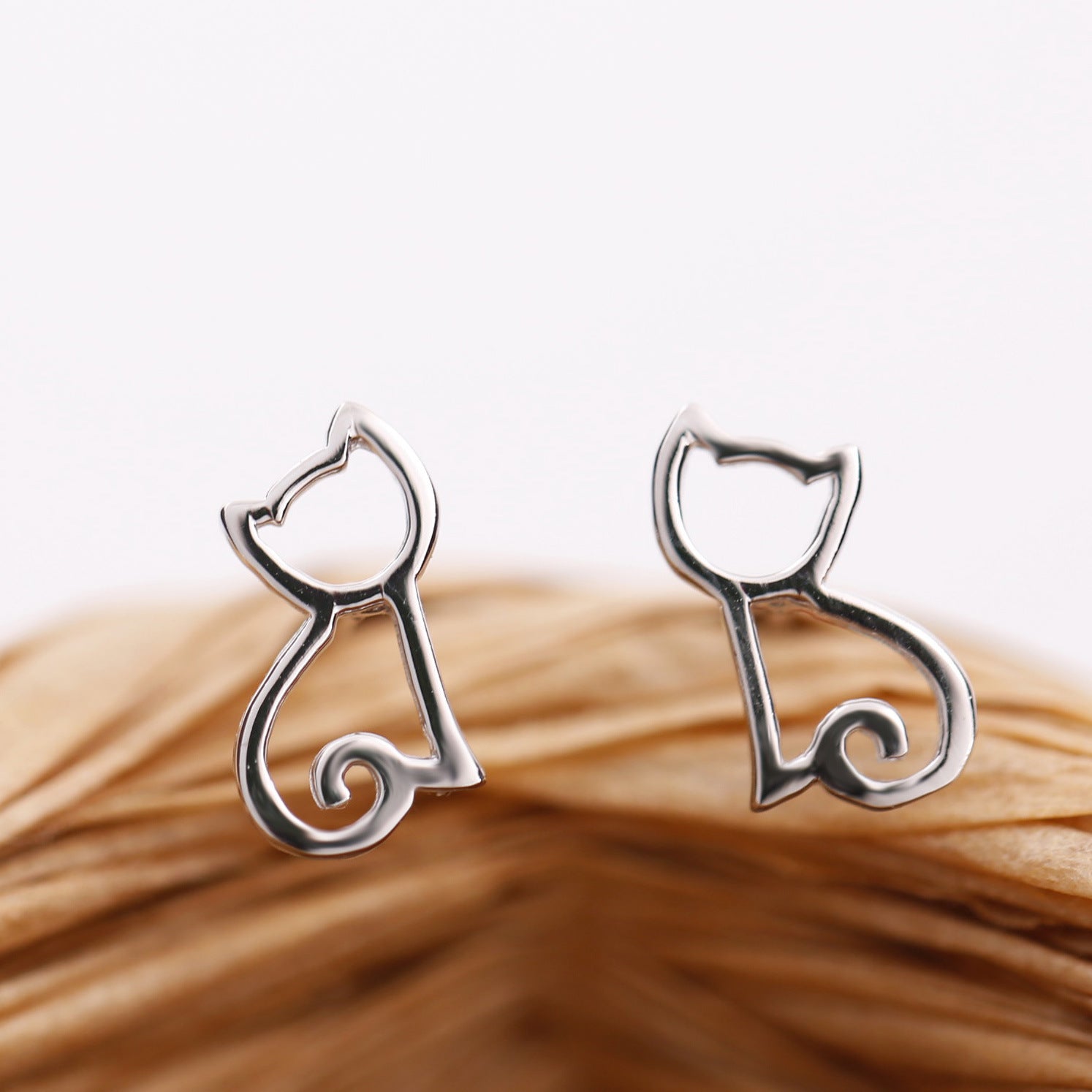 Cute wild 925 sterling silver (cartoon hollow asymmetrical cat earrings) Japanese and Korean simple earrings